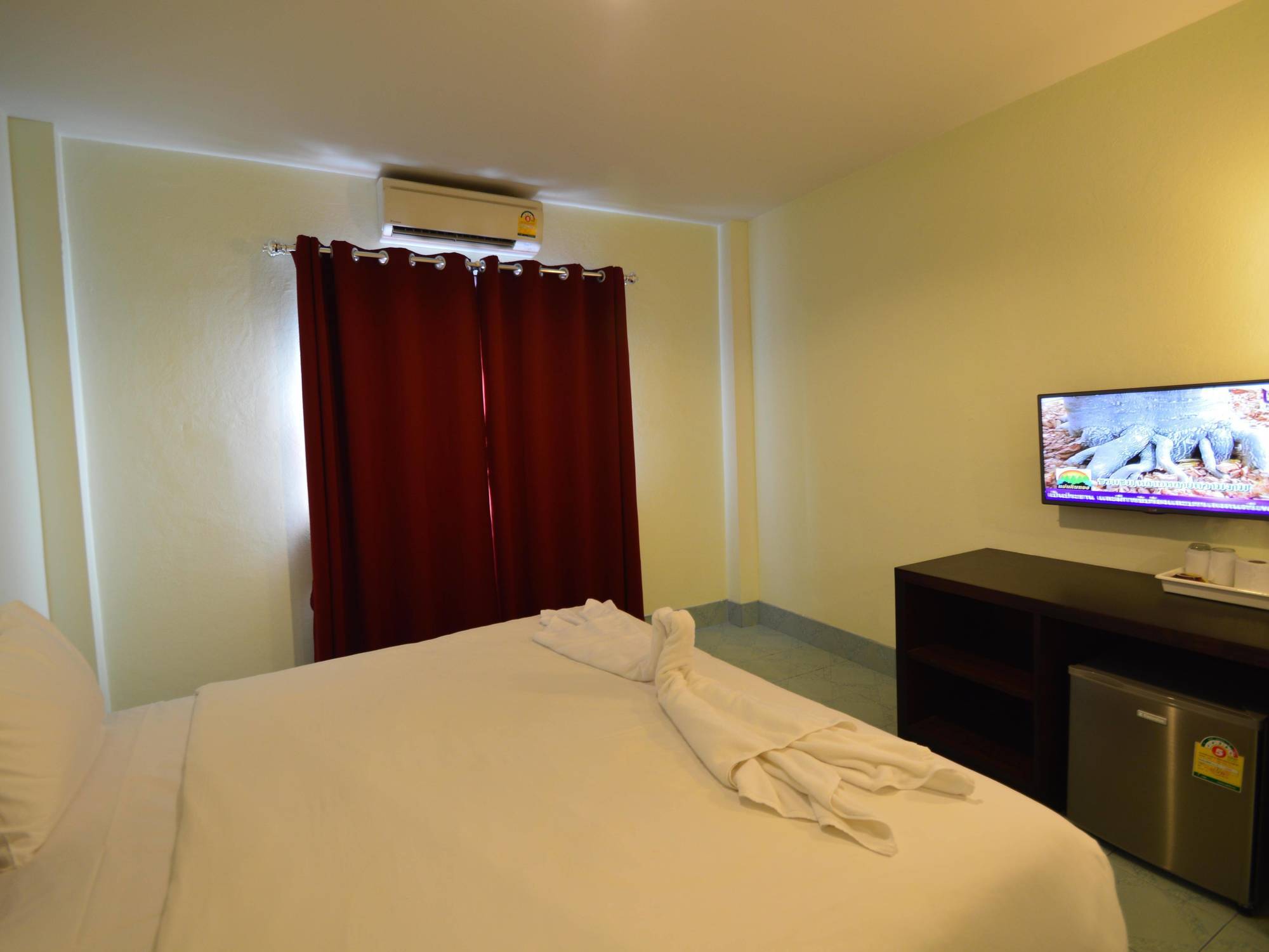 Paripas Express Patong Hotel Exterior foto